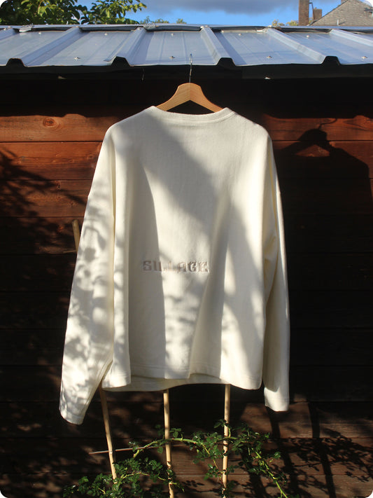 The Sillage Sport Fleece is made from a very soft and comfortable fabric that feels like a thin blanket. On the backside is our classic logo Embroidery in gold