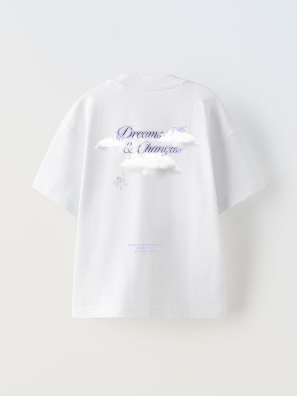 White oversized T-Shirt with a dreamy amor design. Lilac colored details with a Dreams & Changes print.