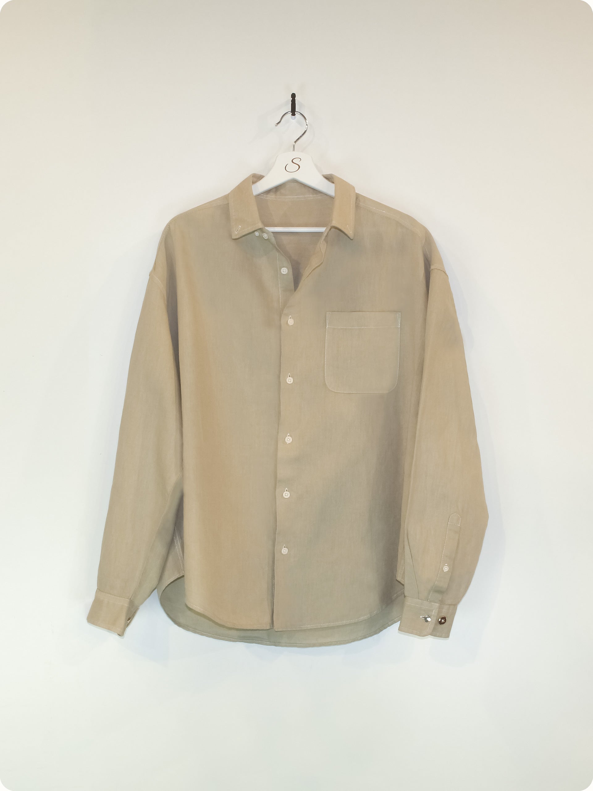 The Sillage Linen Shirt is an elegant & light shirt for the summer / fall season