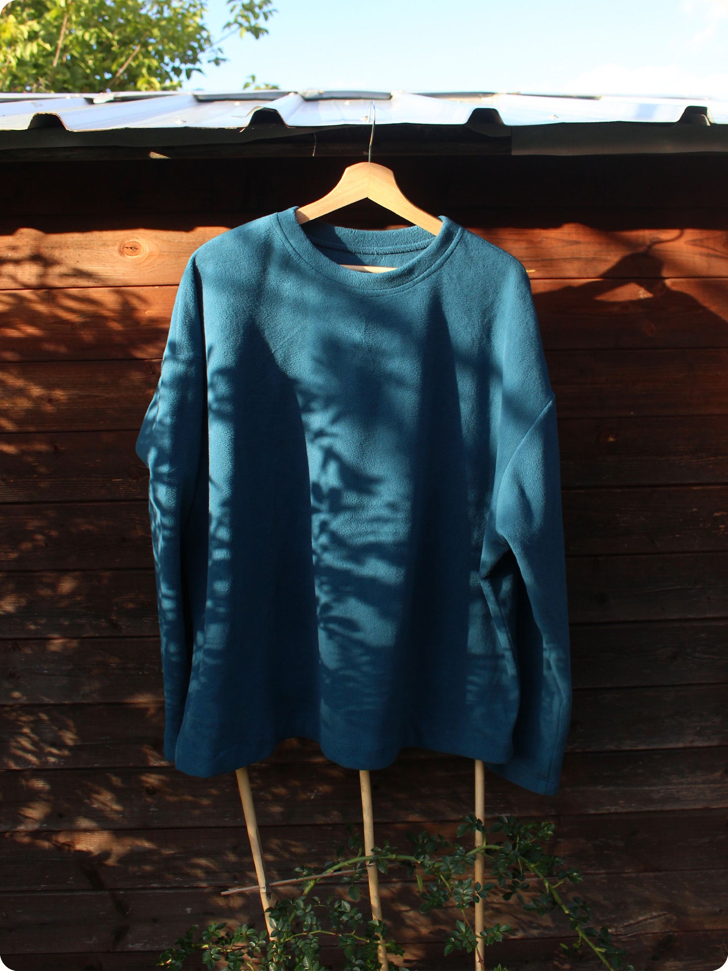 Our Sport Fleece has a very soft and comfortable fabric that feels like a thin blanket. The Petrol Colorway gives a very dreamy & elegant impression