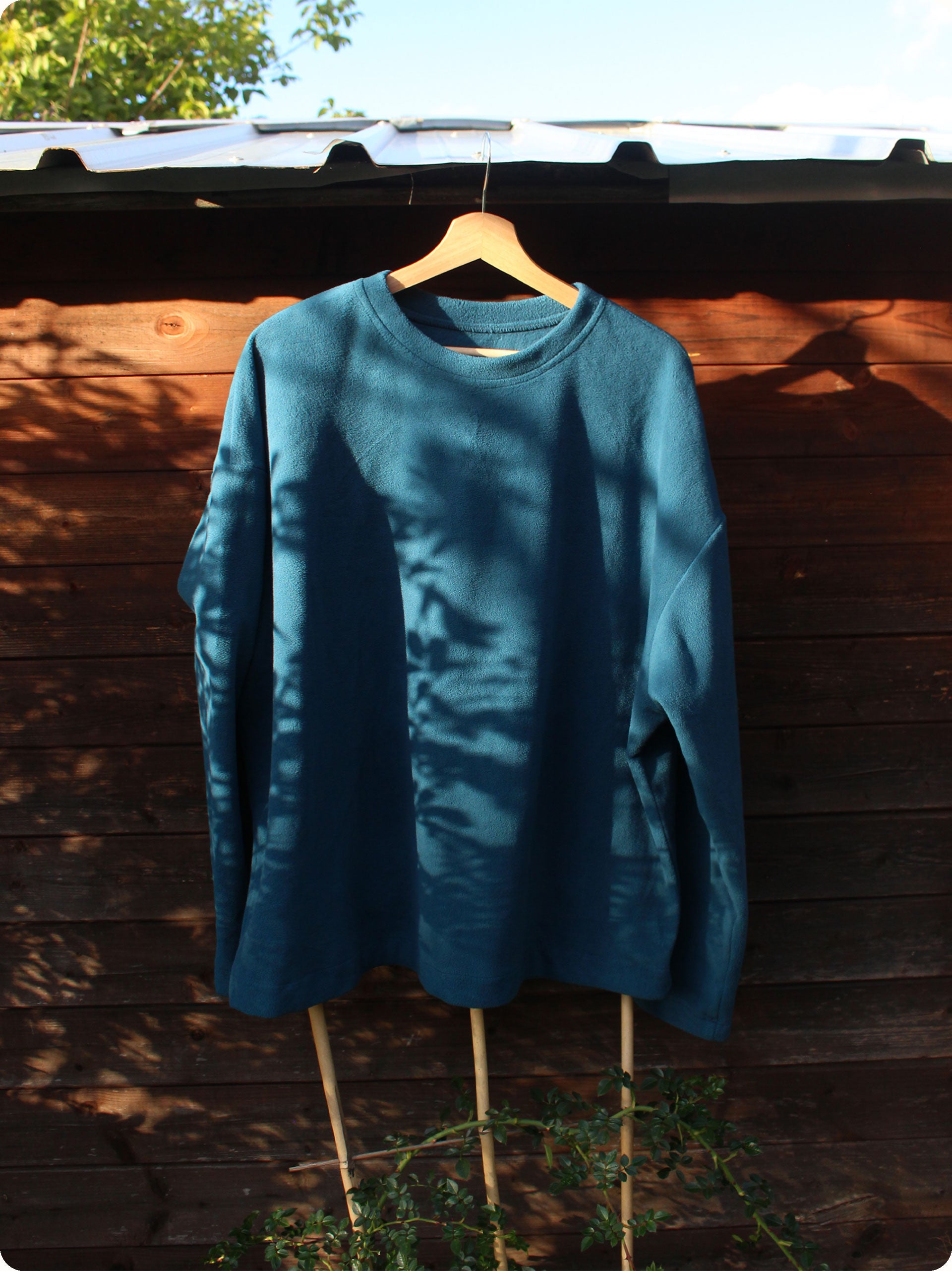 Our Sport Fleece has a very soft and comfortable fabric that feels like a thin blanket. The Petrol Colorway gives a very dreamy & elegant impression